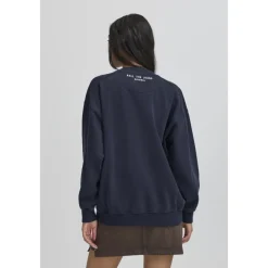 Best Brev Patch Sweater i Sky Captain Dame Sweatshirts